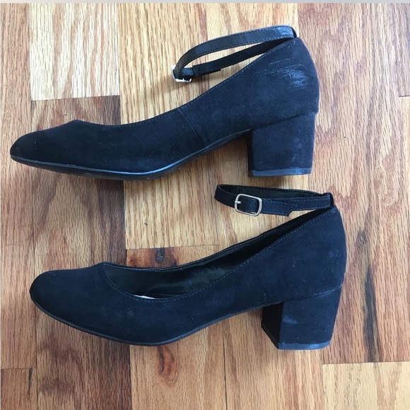 Vintage Black heel suede midi block heels size 38 has a a cute ankle strap. - Picture 2 of 3
